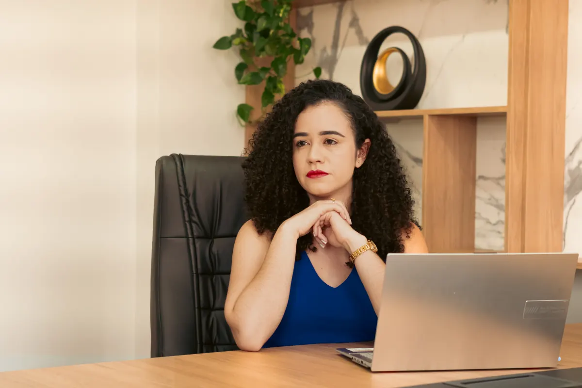 Vivian Valamiel em seu ambiente de trabalho
